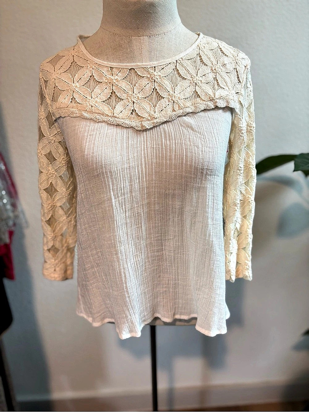 Delia'Small Floral Lace Yoke Tunic in White Linen Size Small